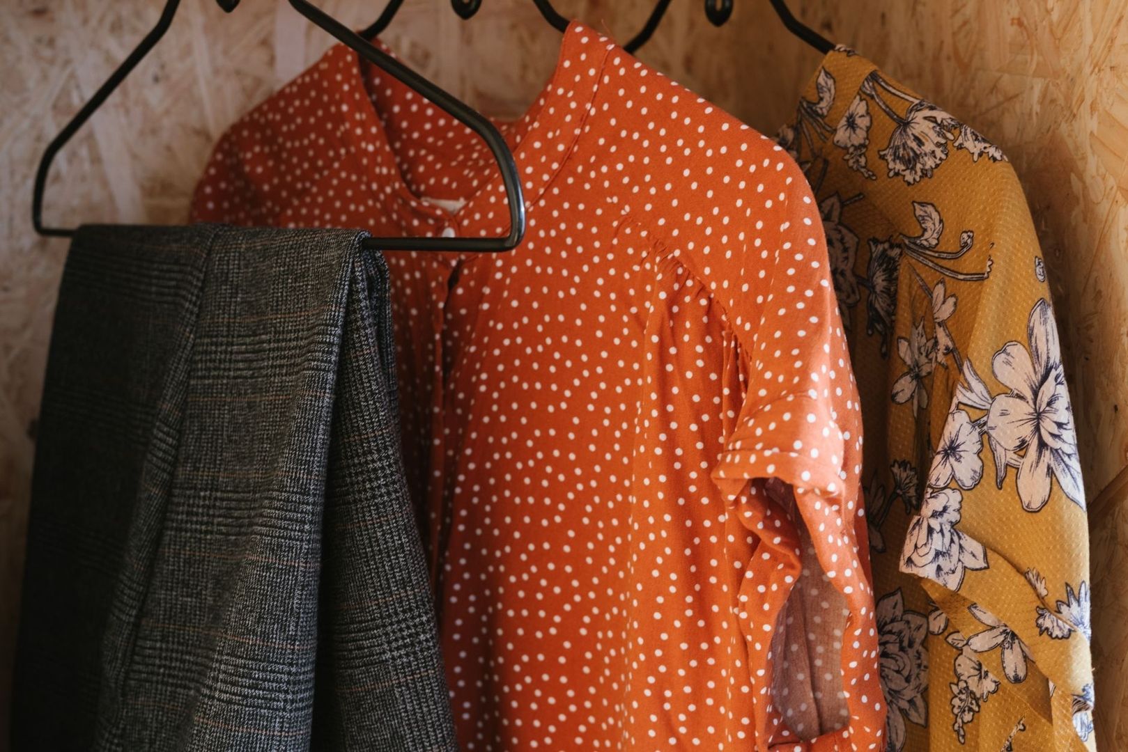 Vintagekläder på galgar: prickig blus och blommigt plagg